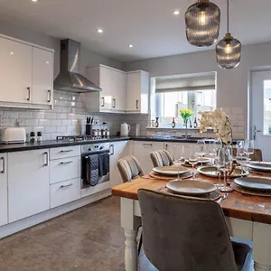 Modern 3 Bedroom House With Parking Holiday home