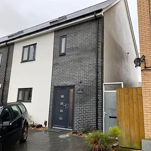 Pass The Keys New Stylish & Elegant 2 Bed In The City! Holiday home Cardiff