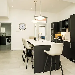 Luxury 4 Bdr House By Breaks Holiday home Belfast
